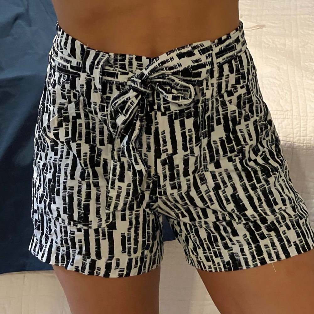 Pattern tie waist shorts
